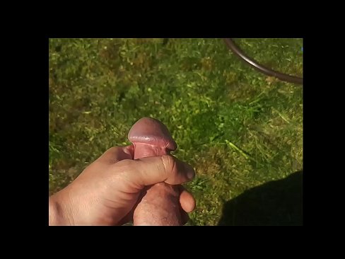 ❤️ Keçika germ di bexçeyek havînê de pisîka xwe ya pembe diqelişe û bi şuştinê dixe. ☑ Vîdyoya anal li ku.xxxhdporn.ru