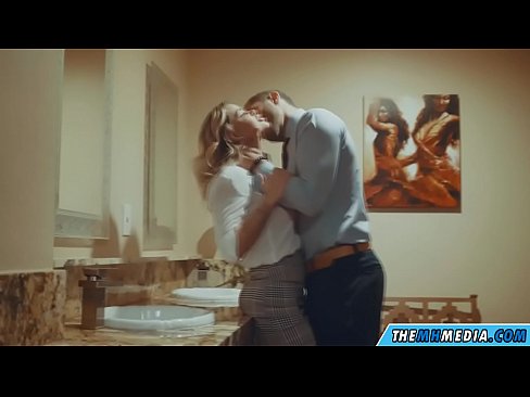❤️ Gava ku blondeyek busty we di nav hewşek gelemperî de dixapîne ☑ Vîdyoya anal li ku.xxxhdporn.ru
